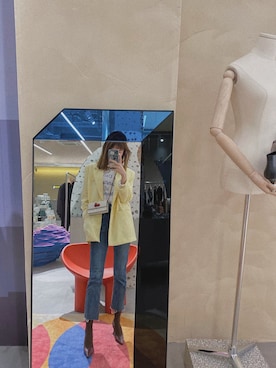 「アイテム（スーツジャケット、イエロー系）」を使った、吃闻淳さん（レディース・170cm）の秋コーディネート