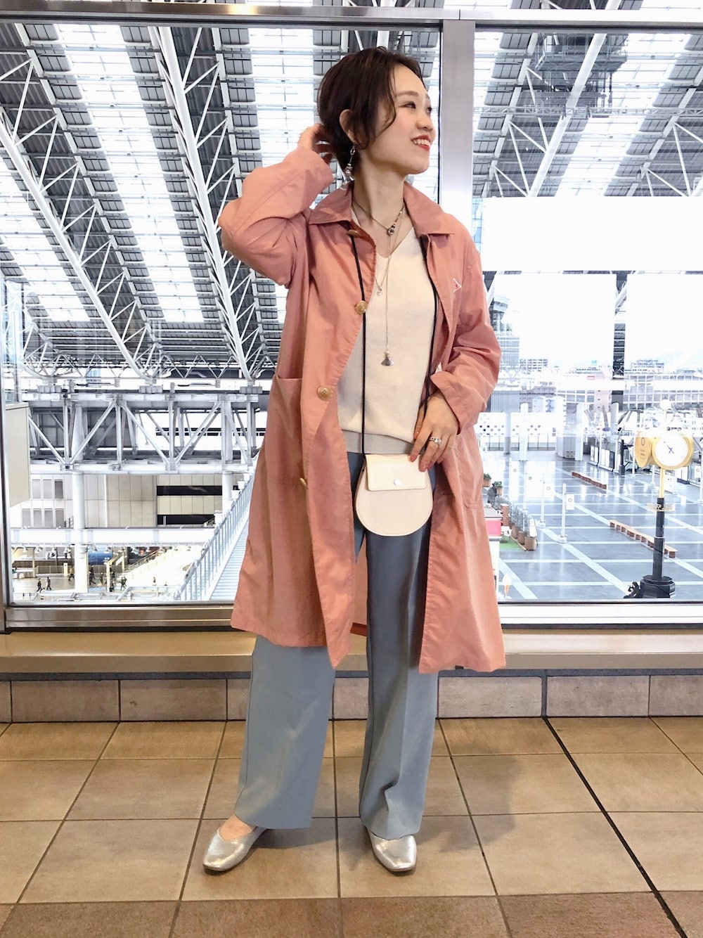 「色合わせ、ブルーミント」｜「DANTONのDANTON×DOORS　別注NYLON TAFFETA COAT（ステンカラーコート、ピンク系）」を使った、nakamuさん（レディース・160cm）の春コーディネートの1枚目の写真