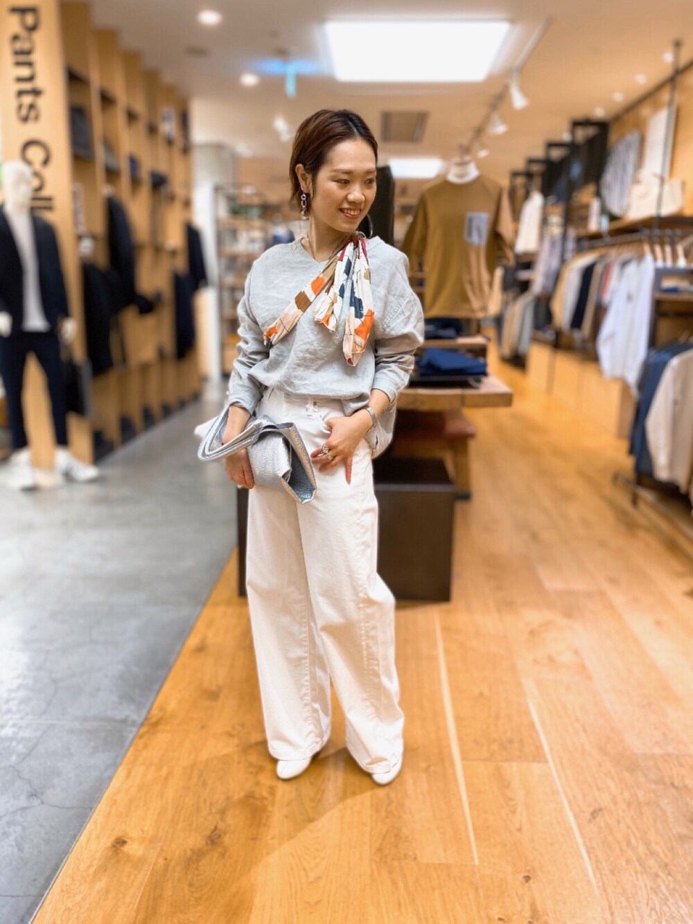 「リネン、リネンシャツ、リネン素材、ホワイトデニム、ホワイトパンツ」｜「URBAN RESEARCH DOORS WOMENSのアイテム（トップス、ホワイト系）」を使った、nakamuさん（レディース・160cm）の春コーディネートの1枚目の写真
