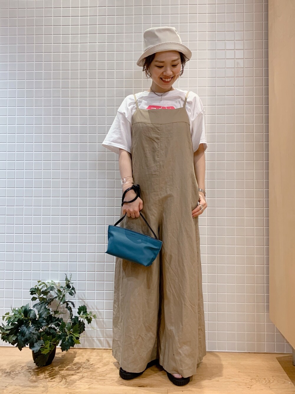 ベージュ系のサロペット/オーバーオール、ホワイト系のTシャツ/カットソーを着用したレディースの春コーディネートの1枚目の写真