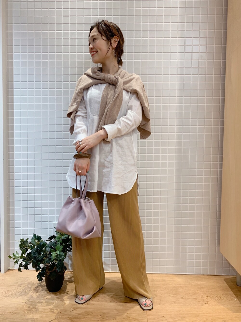 ホワイト系のシャツ/ブラウス、ベージュ系のトップス、イエロー系のその他パンツを着用したレディースの春コーディネートの1枚目の写真