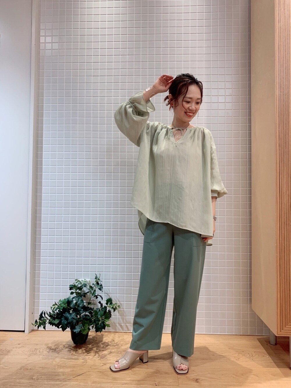 グリーン系のその他パンツ、グリーン系のシャツ/ブラウスを着用したレディースの春コーディネートの1枚目の写真