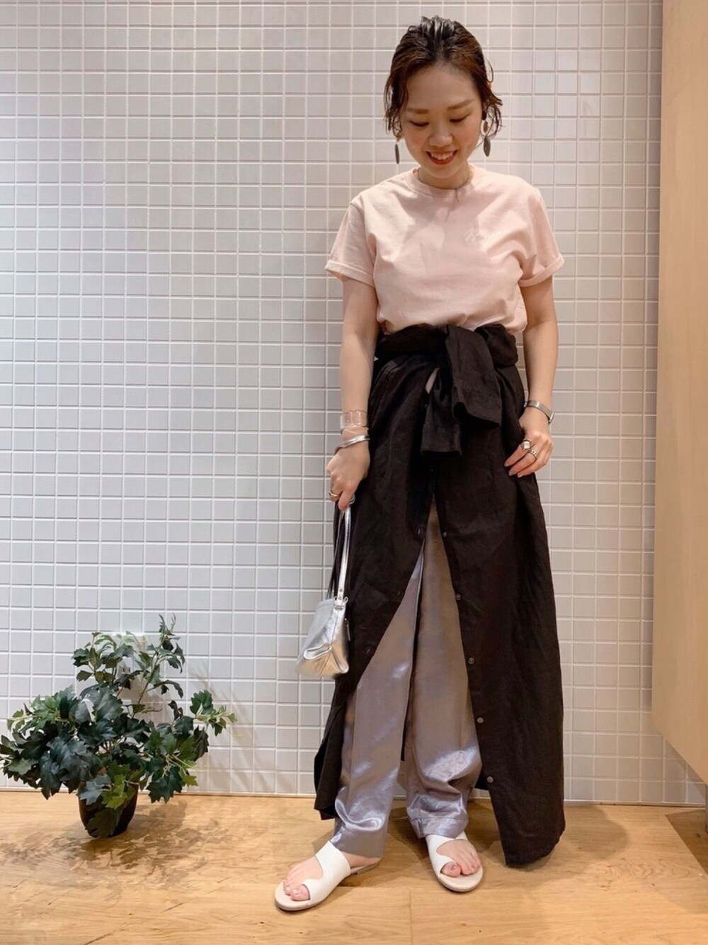 ブラック系のワンピース/ドレス、ピンク系のTシャツ/カットソー、パープル系のパンツを着用したレディースの春コーディネートの1枚目の写真