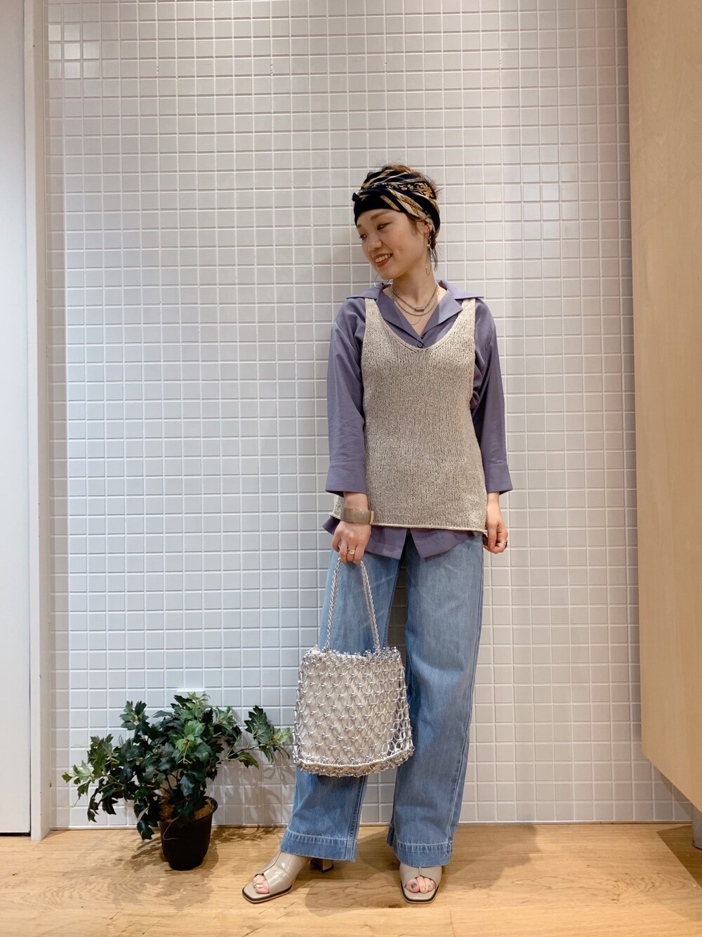 ブルー系のシャツ/ブラウスを着用したレディースの春コーディネートの1枚目の写真