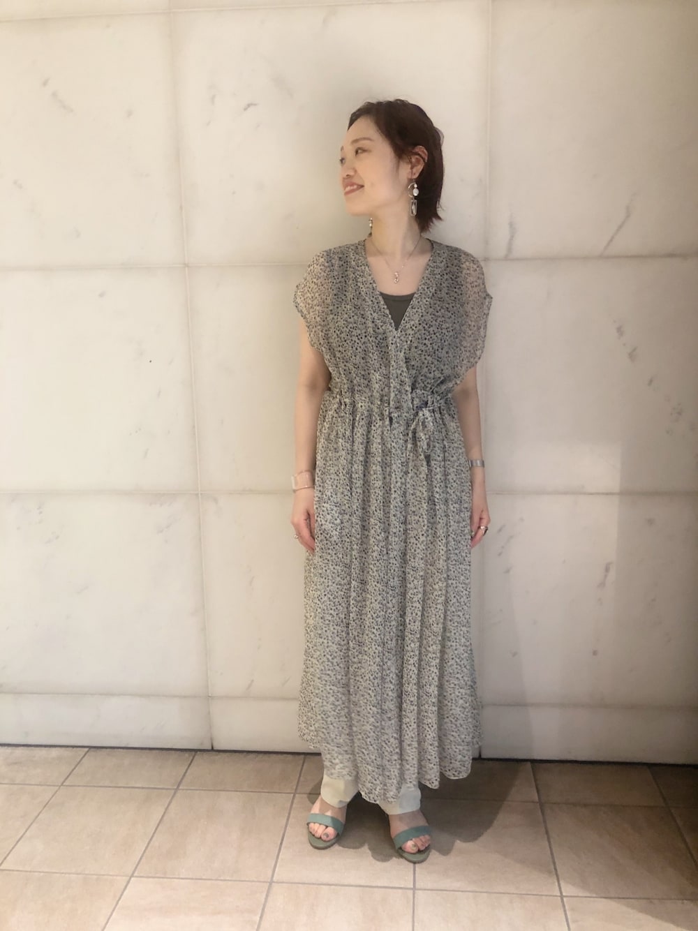 「小花柄、シンプル、ワンピース、オトナカジュアル、ootd、夏コーデ、サンダル、オトナ女子」｜「URBAN RESEARCH DOORS WOMENSのアイテム（ワンピース/ドレス、グレー系）」を使った、nakamuさん（レディース・160cm）の夏コーディネートの1枚目の写真