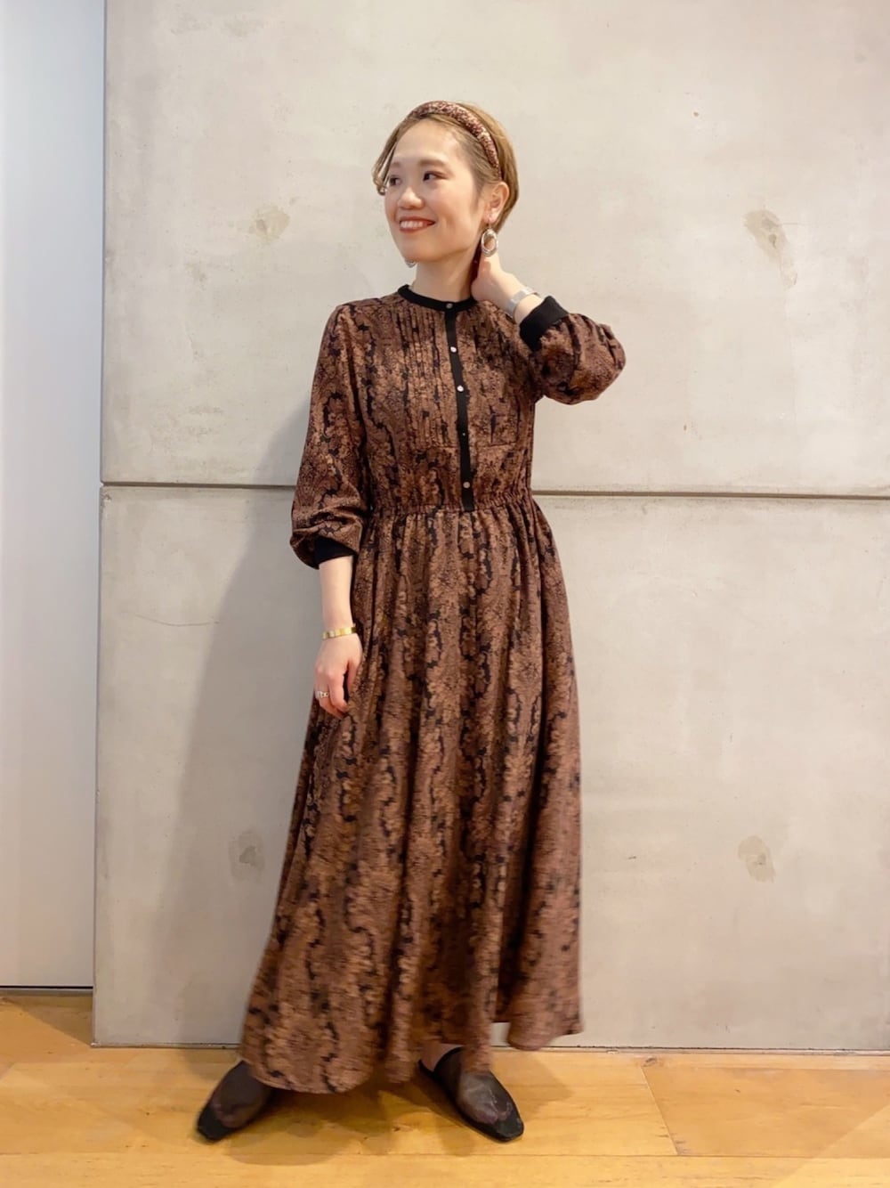 「ダマスク、ダマスク柄、ワンピース、ダマスクプリントワンピース、カチューシャ、カチューシャコーデ」｜「URBAN RESEARCH Sonny Labelのダマスクプリントワンピース（ワンピース、ブラック系）」を使った、nakamuさん（レディース・160cm）の春コーディネートの1枚目の写真