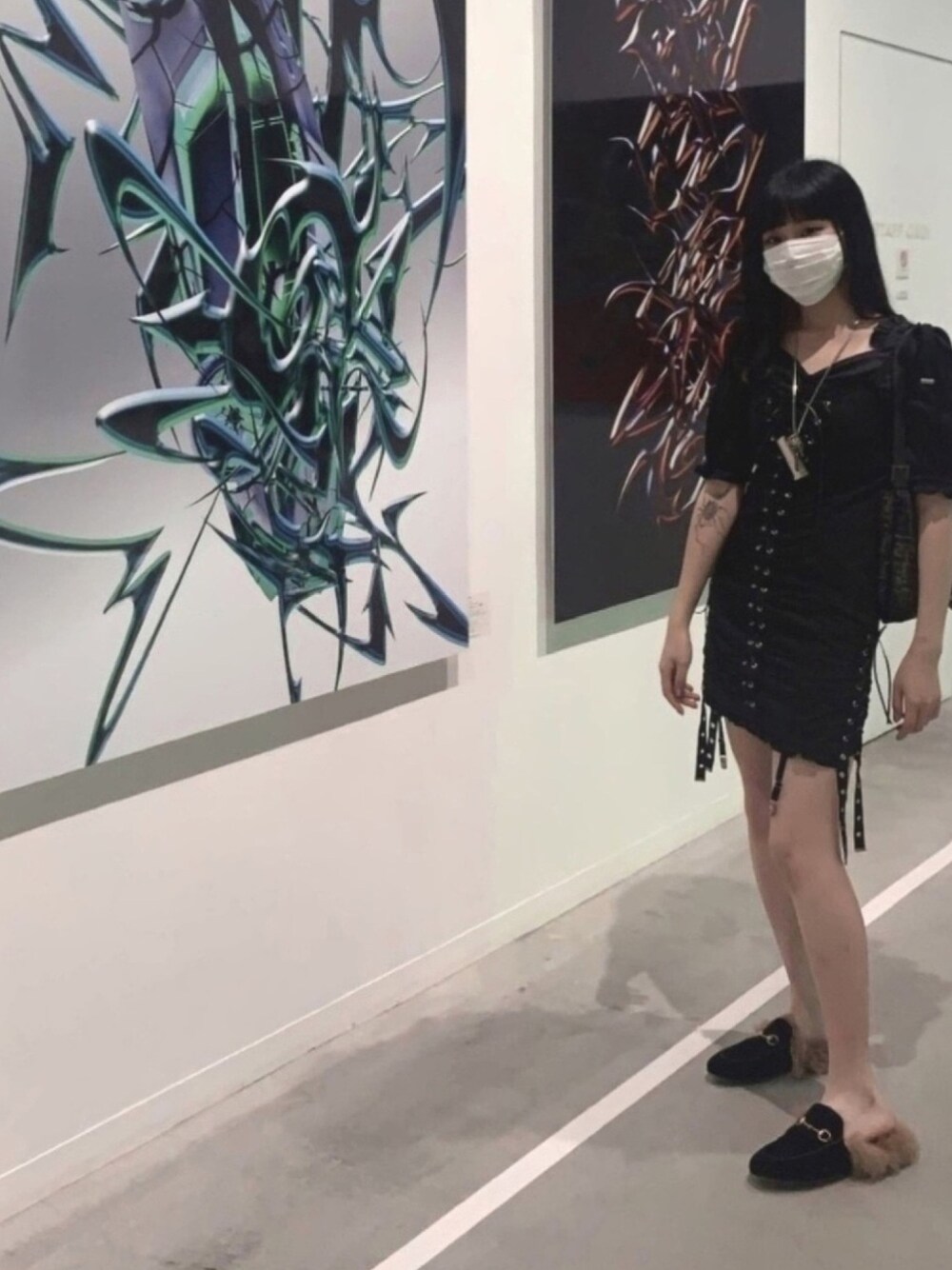 ブラック系のワンピース/ドレス、ブラック系のトップス、ブラウン系のバッグを着用したレディースの夏コーディネートの1枚目の写真