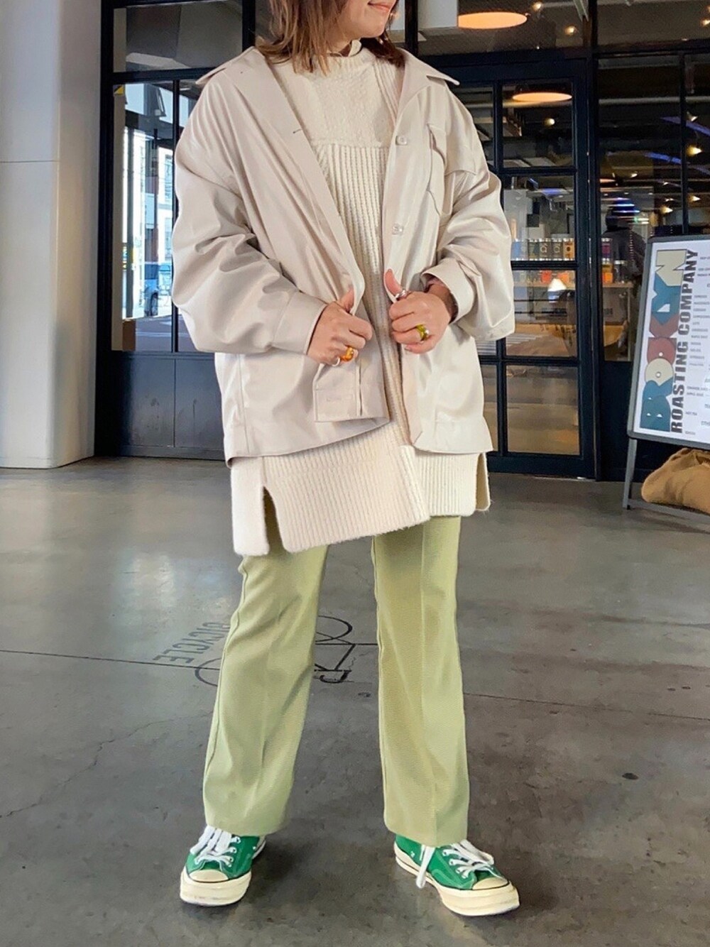 「カジュアル、Kastane、大人カジュアル、カラーパンツ、コンバース、スニーカーコーデ」｜「Kastaneのフェイクレザーオーバージャケット（カバーオール、ホワイト系）」を使った、9mik0525さん（レディース・162cm）の春コーディネートの1枚目の写真