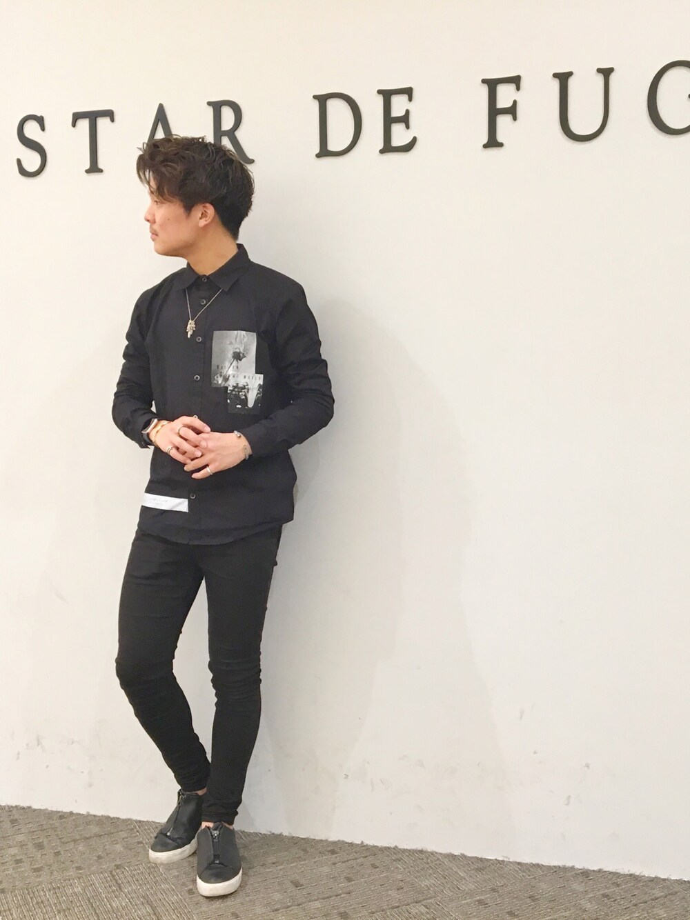 「GOSTAR DE FUGA、FUGA、シャツスタイル、黒パンツ、ZARA、Apple Watch、真っ黒コーデ、ALL BLACK、おしゃれさんと繋がりたい、ザラ」｜「FUGAのフォトプリントシャツ（シャツ/ブラウス、ブラック系）」を使った、A'GEM/9越谷レイクタウンさん（メンズ・170cm）の冬コーディネートの1枚目の写真