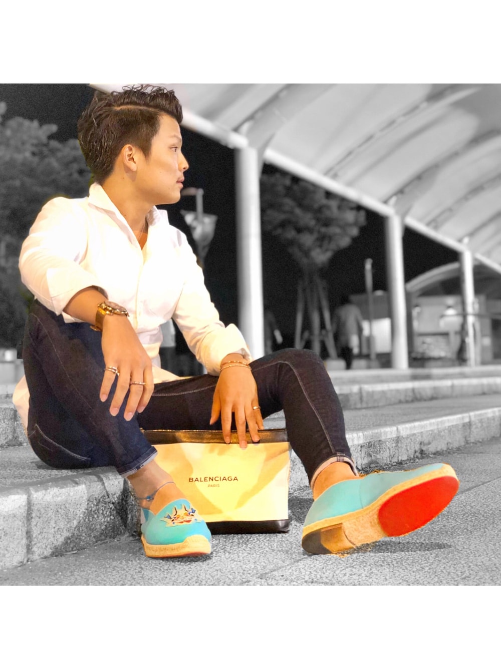 「GOSTAR DE FUGA、FUGA、クリスチャンルブタン、クロムハーツ、バレンシアガ、Chrome Hearts、BALENCIAGA、Christian Louboutin、シャツスタイル、デニム」｜「GOSTAR DE FUGAのストレッチオックススタンドカラー長袖シャツ（シャツ/ブラウス、ホワイト系）」を使った、A'GEM/9越谷レイクタウンさん（メンズ・170cm）の春コーディネートの1枚目の写真
