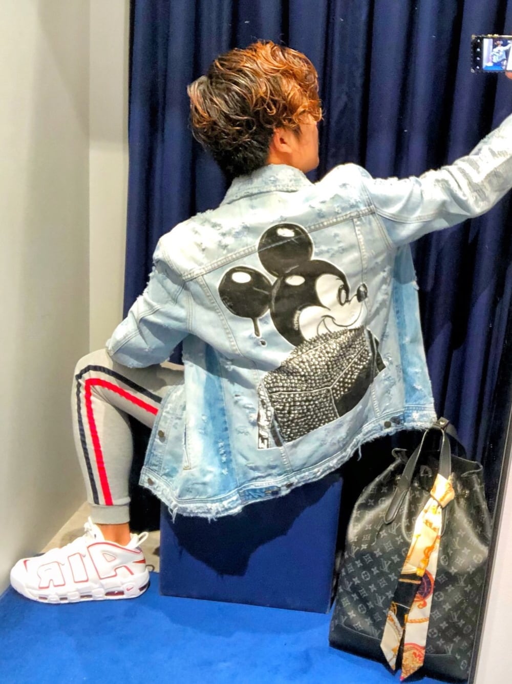 ブルー系のデニムジャケット、グレー系のその他パンツ、ホワイト系のスニーカーを着用したメンズの秋コーディネートの1枚目の写真