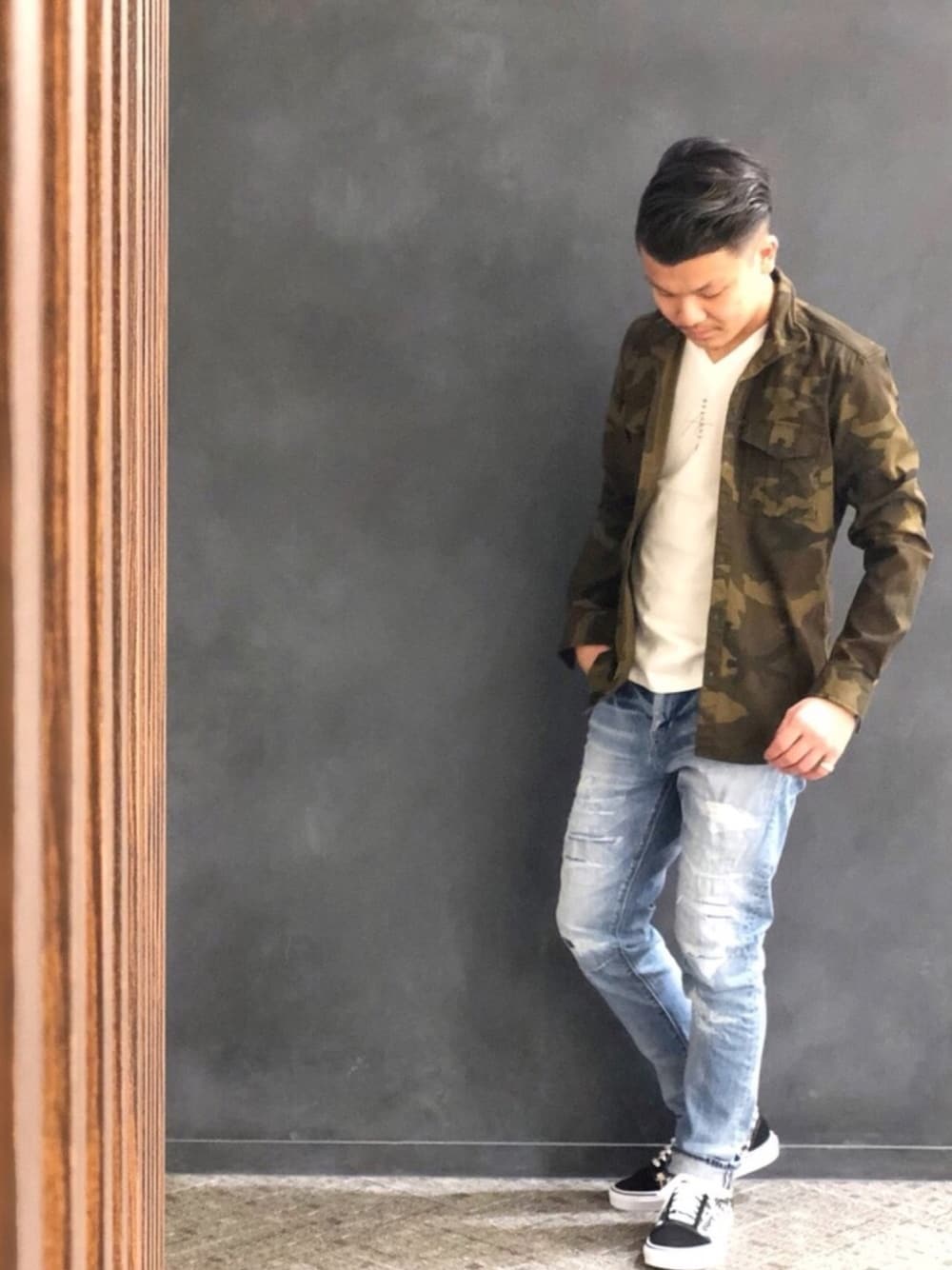 「スタッフセンバツ、GOSTAR DE FUGA、FUGA、デニム、ルーズシルエット、VANS、カモフラ、カジュアル、カジュアルコーデ、今日のコーデ」｜「GOSTAR DE FUGAの迷彩ミリタリーシャツ（シャツ/ブラウス、その他）」を使った、A'GEM/9越谷レイクタウンさん（メンズ・170cm）の冬コーディネートの1枚目の写真