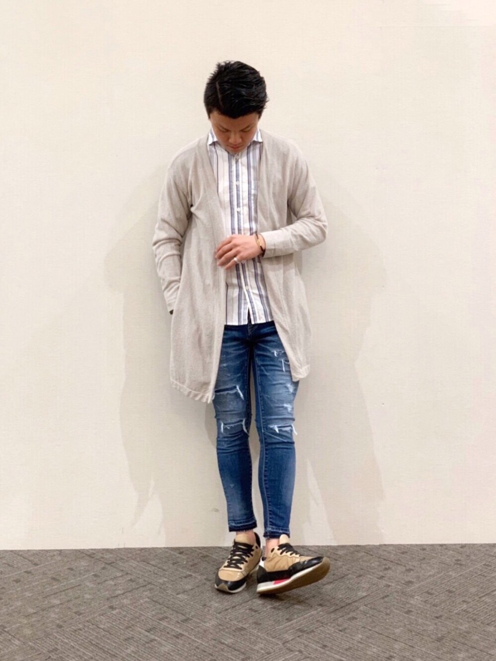 「GOSTAR DE FUGA、スタッフセンバツ、ガウン、シャツスタイル、シャツ、デニム、ダメージデニムパンツ、スニーカー、フィリップモデル、カジュアルコーデ」｜「GOSTAR DE FUGAのアイテム（ジャケット/アウター、ベージュ系）」を使った、A'GEM/9越谷レイクタウンさん（メンズ・170cm）の春コーディネートの1枚目の写真