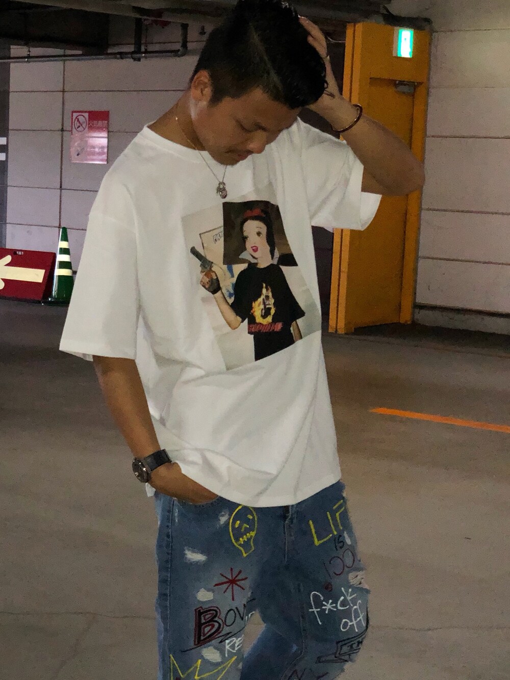 「GOSTAR DE FUGA、ゆるコーデ、休日スタイル、韓国ファッション、白Tシャツ、シンプルコーデ、オーバーサイズ、デニム、パロディ、いいね、save、フォローお願いします🤑」｜「GOSTAR DE FUGAのパロディグラフィックン半袖カットソー/Tシャツ（Tシャツ/カットソー、ホワイト系）」を使った、A'GEM/9越谷レイクタウンさん（メンズ・170cm）の春コーディネートの1枚目の写真