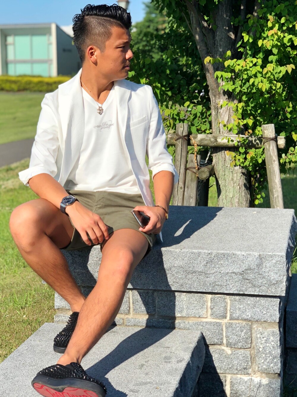 「GOSTAR DE FUGA、ジャケット、テーラードジャケット、ショーツ、カーキ、白、HUBLOT、Christian Louboutin、きれいめカジュアル、キレイめ」｜「GOSTAR DE FUGAのシアサッカースタンドカラーテーラードジャケット（テーラードジャケット、ホワイト系）」を使った、A'GEM/9越谷レイクタウンさん（メンズ・170cm）の夏コーディネートの1枚目の写真