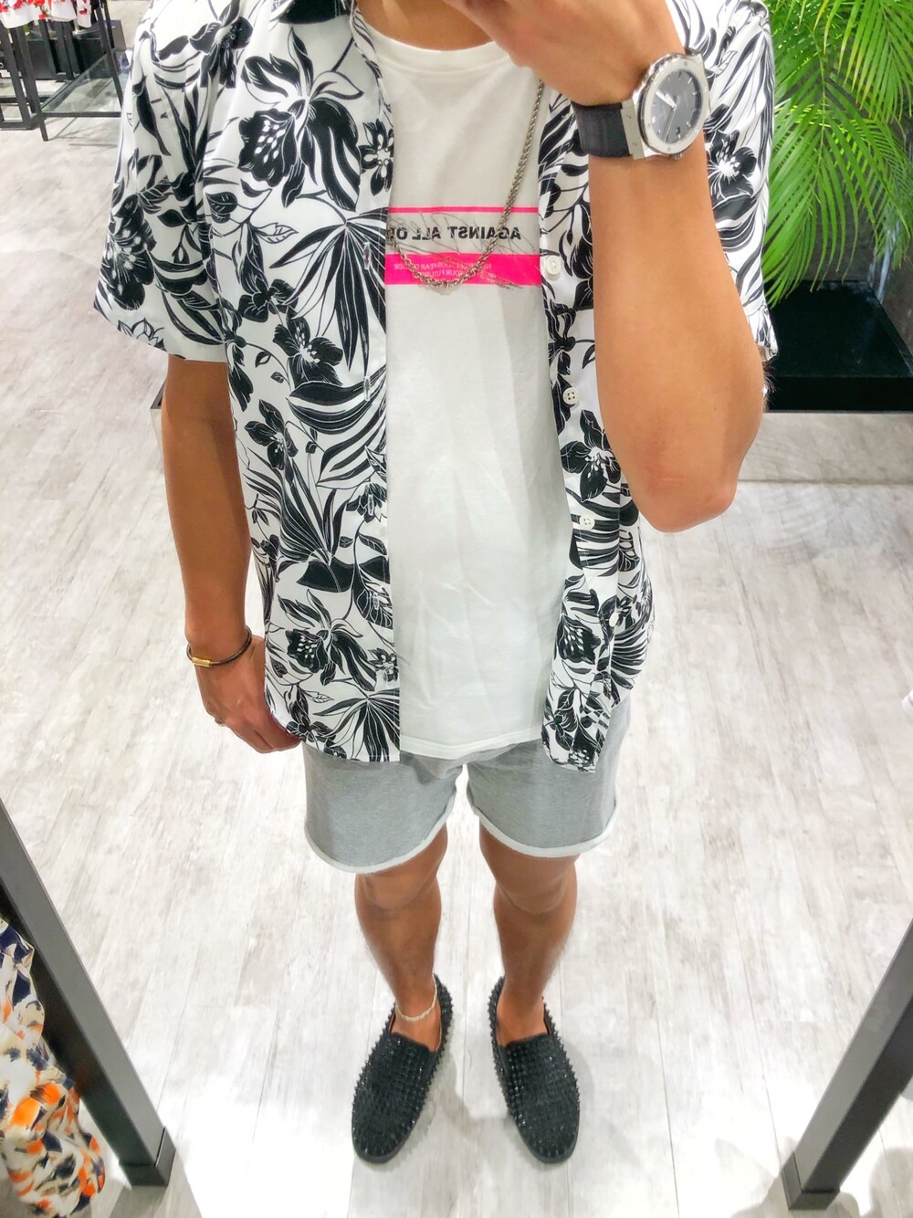 「GOSTAR DE FUGA、アロハシャツ、柄シャツ、ショーツ、スウェット、TEE、夏、スリッポン、HUBLOT、Christian Louboutin」｜「GOSTAR DE FUGAのモノクロボタニカル半袖シャツ（シャツ/ブラウス、ホワイト系）」を使った、A'GEM/9越谷レイクタウンさん（メンズ・170cm）の夏コーディネートの1枚目の写真