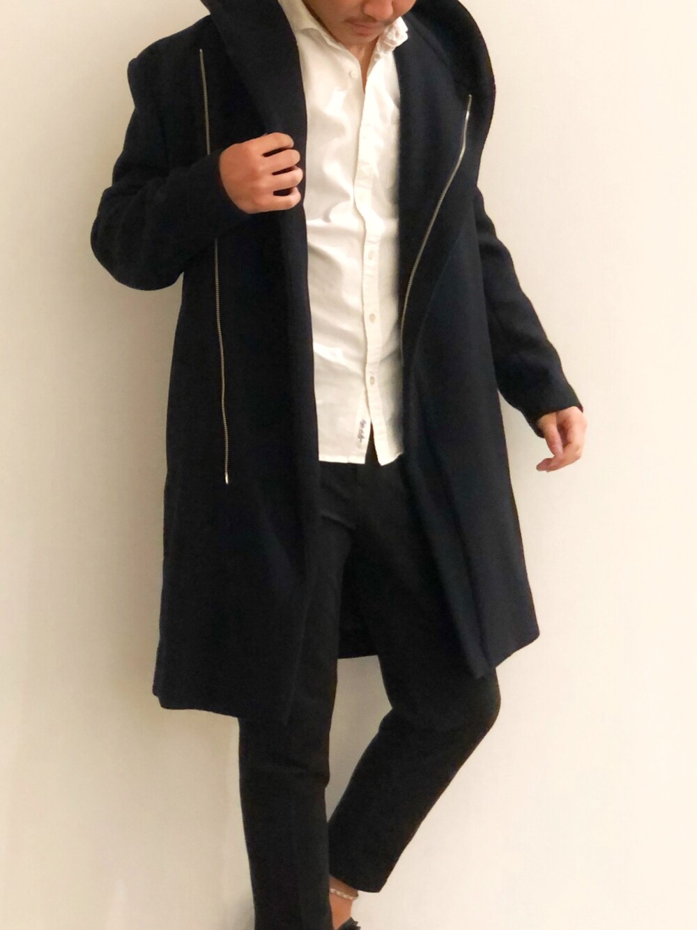 「GOSTAR DE FUGA、コート、冬コーデ、シンプルコーデ、モノトーン、シャツスタイル、シャツ、スラックス、ブラック、ootd」｜「GOSTAR DE FUGAの【尾州ウール】メルトンラップコート（その他アウター、ブラック系）」を使った、A'GEM/9越谷レイクタウンさん（メンズ・170cm）の秋コーディネートの1枚目の写真