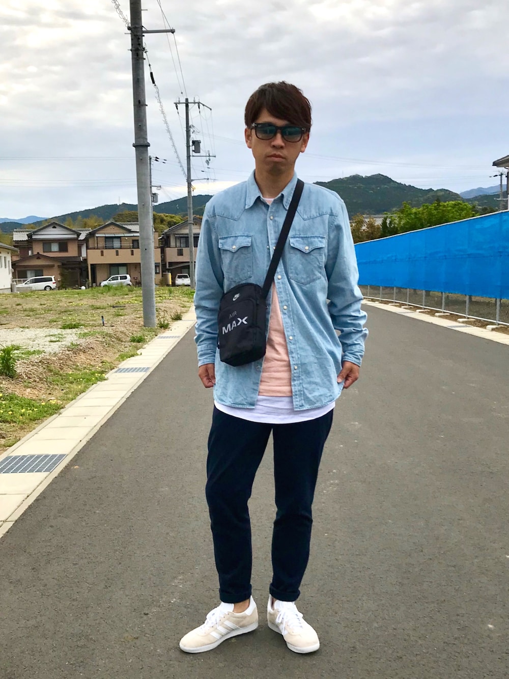 「春コーデ、シャツスタイル、デニムシャツ」｜「ZARAのアイテム（Tシャツ/カットソー、ピンク系）」を使った、mackoさん（メンズ・174cm）の春コーディネートの1枚目の写真