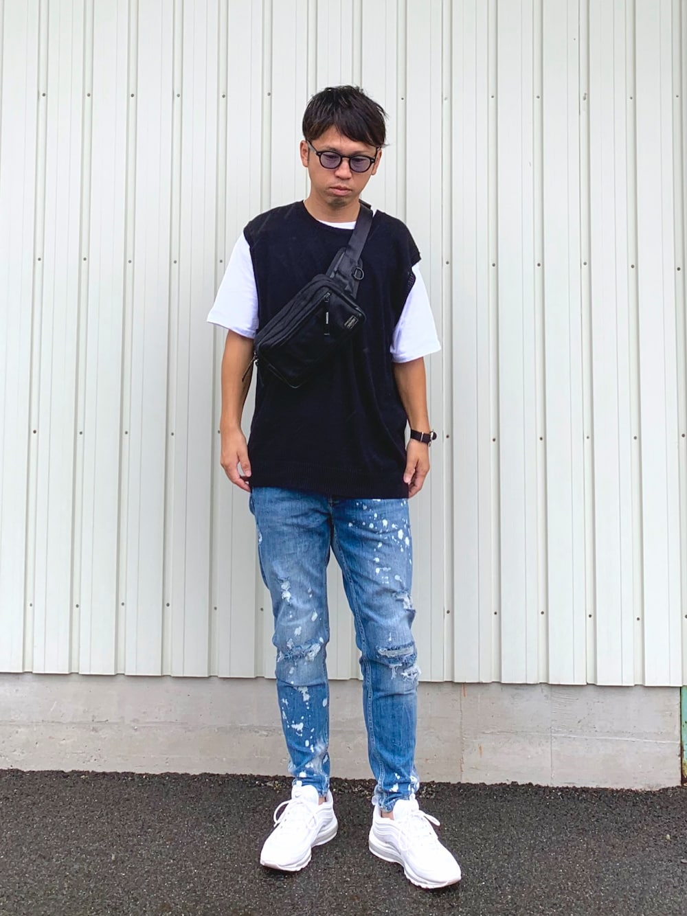 「スニーカーコーデ、秋のコーデ、ベスト」｜「PORTERの【PORTER】HEAT WAIST BAG（ボディバッグ/ウエストポーチ、ブラック系）」を使った、mackoさん（メンズ・174cm）の秋コーディネートの1枚目の写真