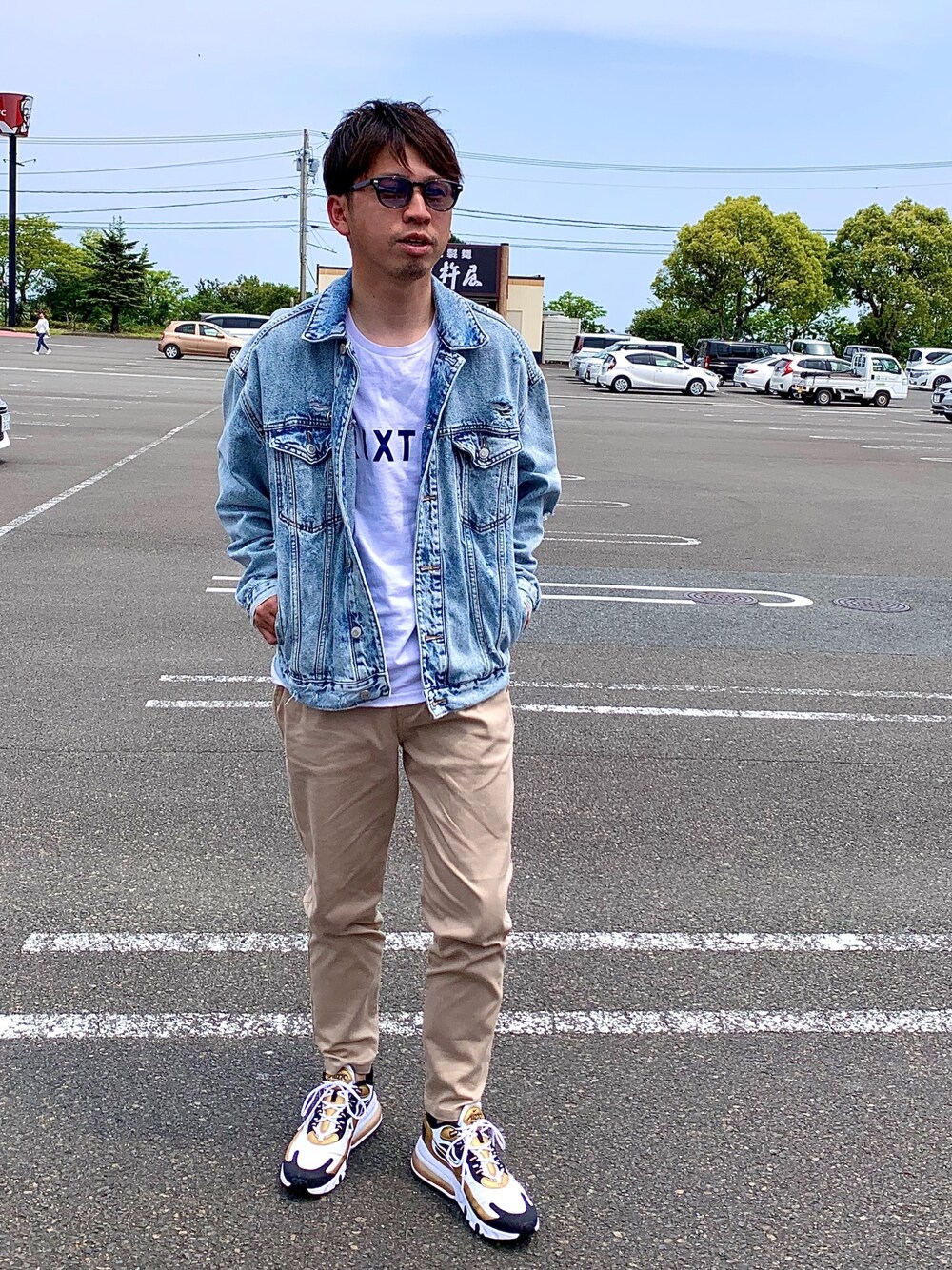「休日スタイル、オーバーサイズ、春コーデ」｜「The DUFFER of ST.GEORGEの「GUM STRETCH」SKINNY CHINO：超伸縮「ガムストレッチ」スキニー チノパン（チノパンツ、ベージュ系）」を使った、mackoさん（メンズ・174cm）の春コーディネートの1枚目の写真