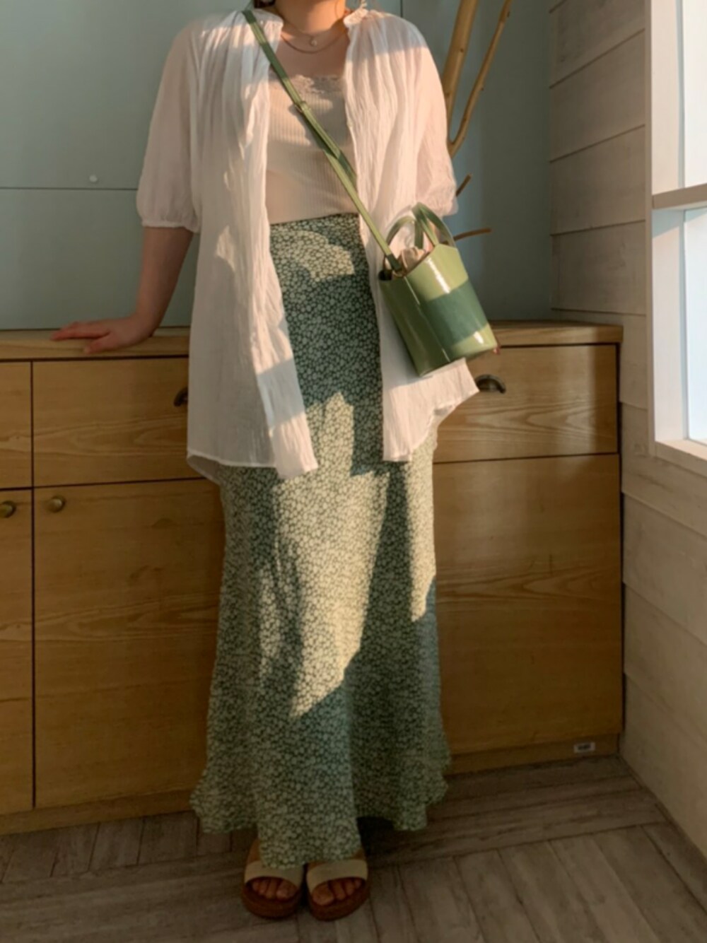 「きれいめカジュアル、大人カジュアル、白ブラウス、美容学生、LOWRYSFARM、スカート、スカートスタイル、夏コーデ、花柄スカート、ピスタチオ」｜「LOWRYS FARMのコバナキリカエフレアスカート　886090（スカート、グリーン系）」を使った、おのももさん（レディース・157cm）の夏コーディネートの1枚目の写真