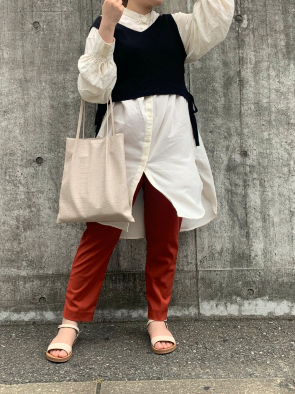 「LOWRYSFARM、美容学生、大人カジュアル、大人コーデ、カジュアルコーデ、パンツスタイル、シャツ、ニットベスト、テーパードパンツ、お洒落さんとつながりたい」｜「LOWRYS FARMのテーパードパンツ 853967（その他パンツ、オレンジ系）」を使った、おのももさん（レディース・157cm）の夏コーディネートの1枚目の写真