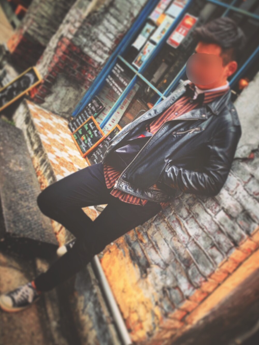「ライダースジャケット、下北沢、古着」｜「Manhattan PortageのFar Rockaway Bag（ショルダーバッグ、ブラック系）」を使った、ⲊⲁⲊⲁ.さん（メンズ・178cm）の秋コーディネートの1枚目の写真