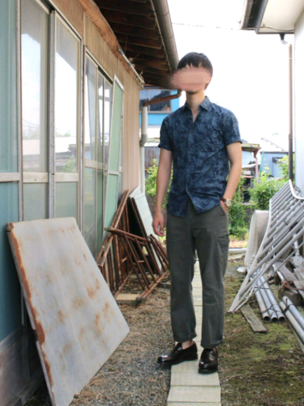 「夏、ユニクロ、シャツスタイル、半袖シャツ、ローファー、London Shoe Make、トゥモローランド、ロールアップ、トーン、スタイルアップ」｜「UNIQLOのアイテム（シャツ/ブラウス、ブルー系）」を使った、非常識なおしゃれの本質さん（メンズ・172cm）の夏コーディネートの1枚目の写真