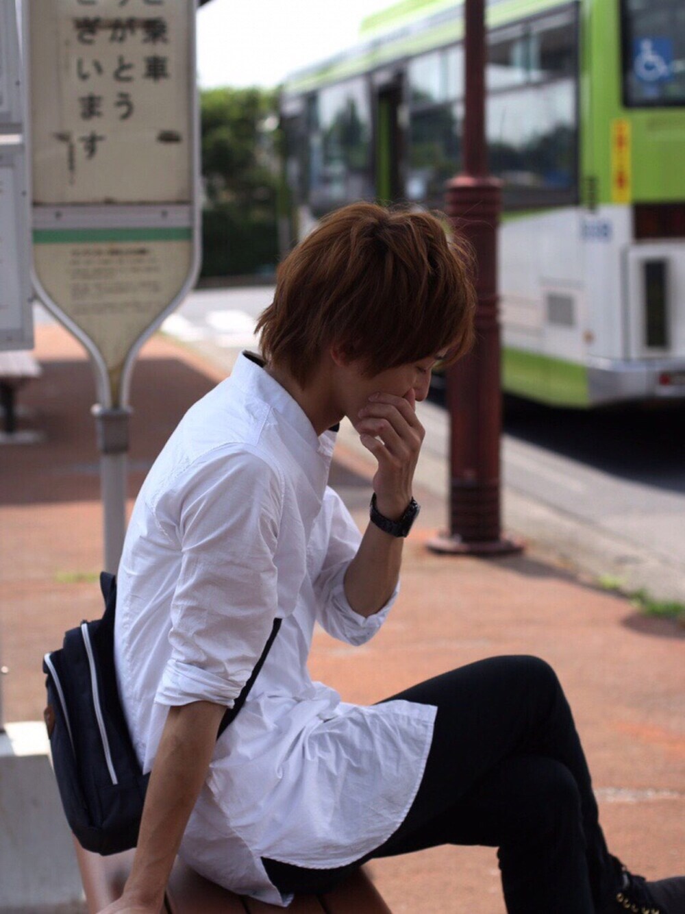 ホワイト系のシャツ/ブラウスを着用したメンズの夏コーディネートの1枚目の写真