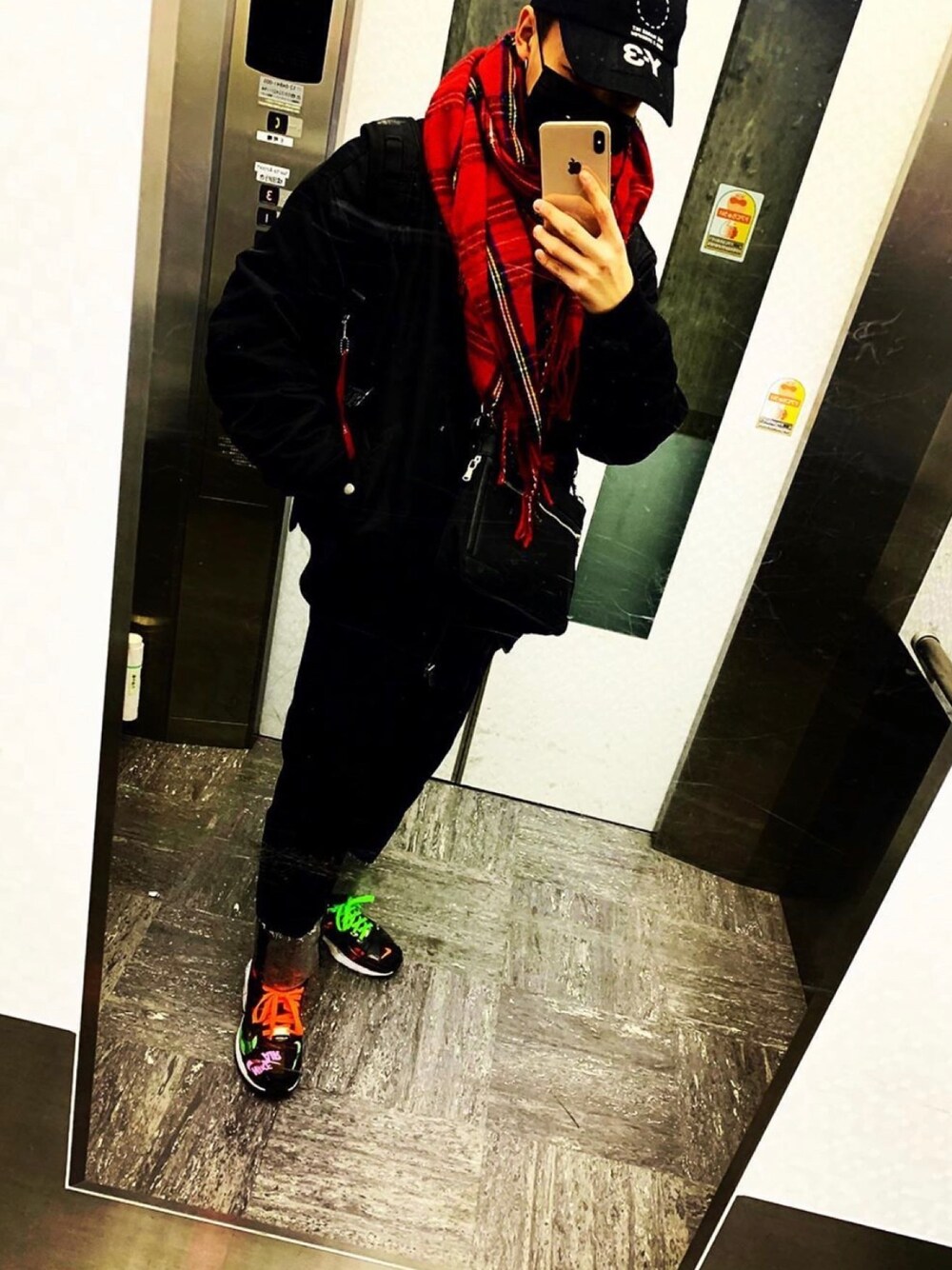 「NIKE AIR MAX、GOSTAR DE FUGA、MA-1、8seconds×GD、Y-3、黒キャップ、黒コーデ、赤マフラー、デニムロールアップ」｜「Y-3のY-3 STREET CAP（キャップ、ブラック系）」を使った、Jさん（メンズ・170cm）の夏コーディネートの1枚目の写真