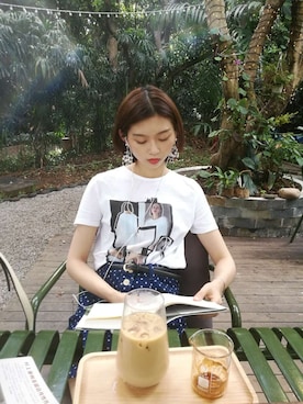 「ZARA（ザラ）のアイテム（Tシャツ/カットソー、ホワイト系）」を使った、士多啤梨さん（レディース・170cm）の春コーディネート