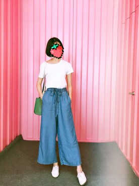 「UNIQLO（ユニクロ）のアイテム（Tシャツ/カットソー、ホワイト系）」を使った、士多啤梨さん（レディース・170cm）の夏コーディネート