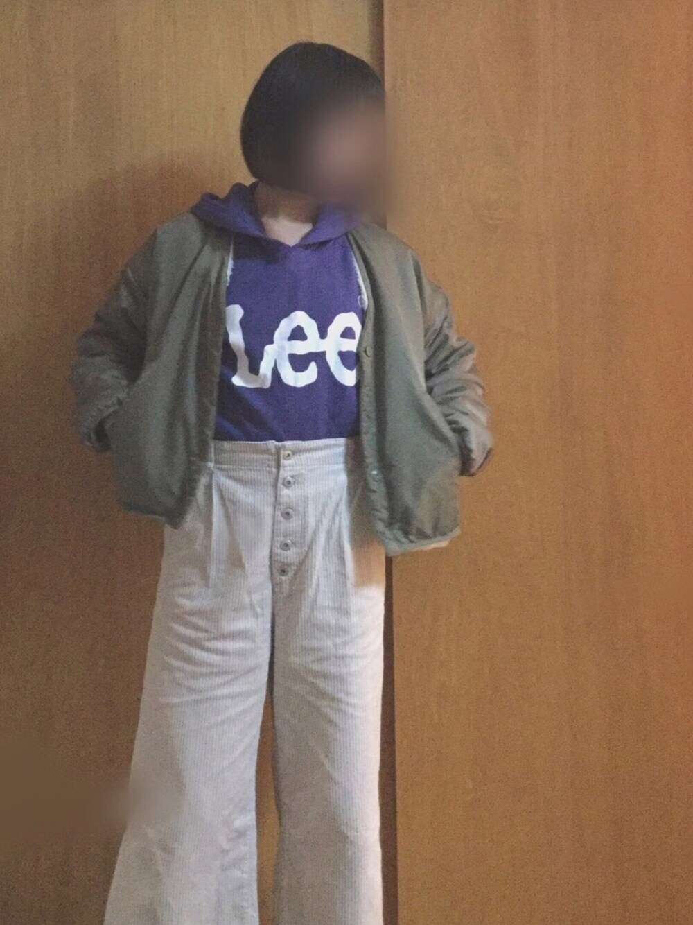 「ハイウエストパンツ、LEE、冬コーデ、カーキアウター、ボアジャケット、リバーシブル」｜「Leeのアイテム（スウェット、ブルー系）」を使った、でぃさん（レディース・164cm）の冬コーディネートの1枚目の写真