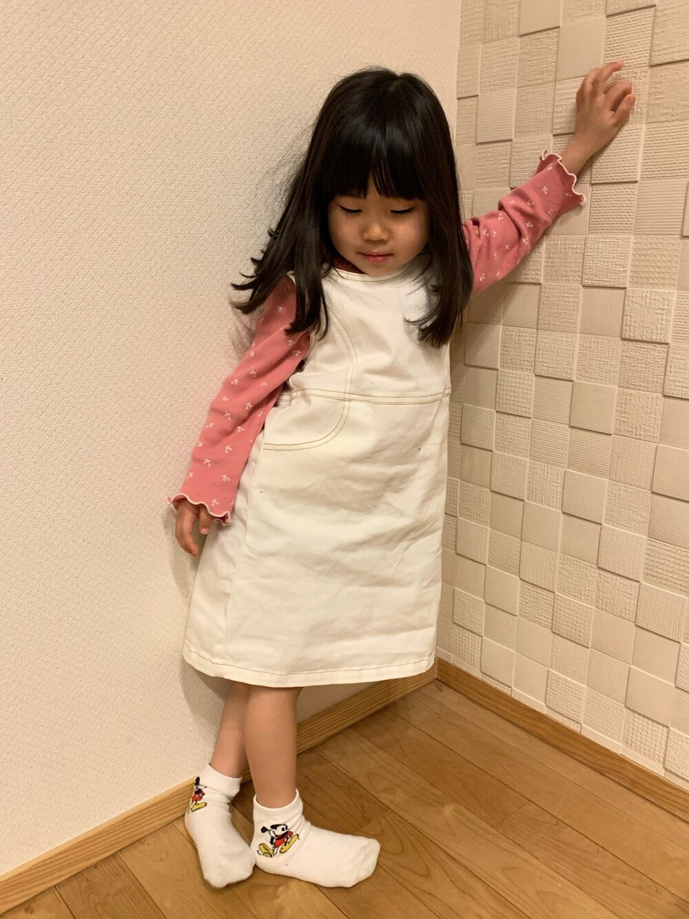 「petit mainのバックリボンジャンパースカート（ジャンパースカート、ホワイト系）」を使った、kanakoさん（キッズ・90cm）の春コーディネートの1枚目の写真