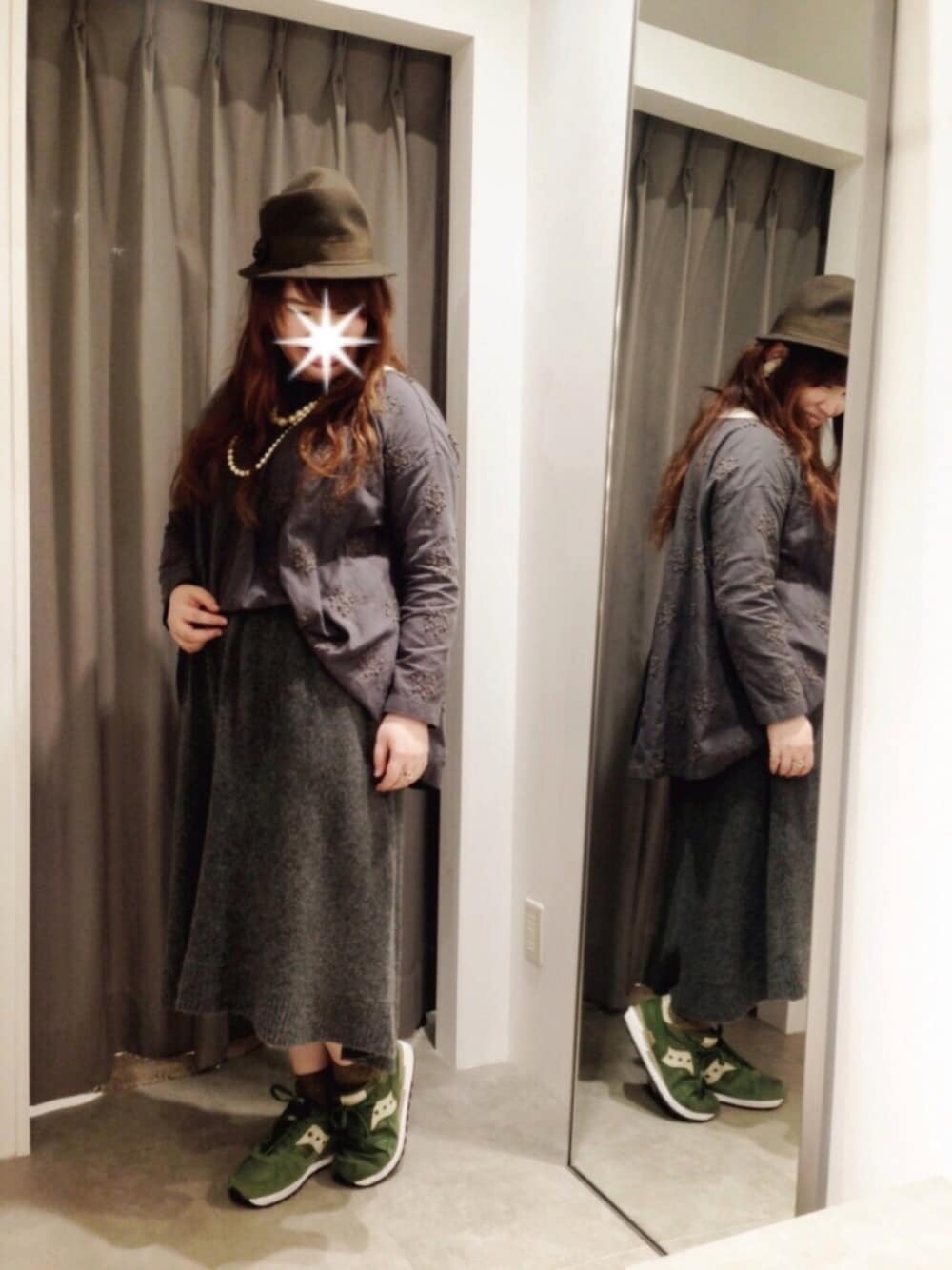 グレー系のシャツ/ブラウス、グレー系のスカート、グリーン系のスニーカーを着用したレディースの冬コーディネートの1枚目の写真