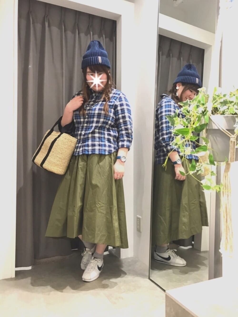 その他のシャツ/ブラウス、ベージュ系のショルダーバッグ、グリーン系のスカートを着用したレディースの春コーディネートの1枚目の写真