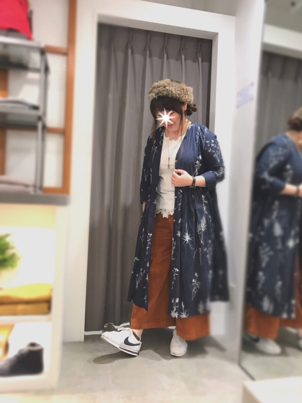 ブルー系のワンピース、ホワイト系のタンクトップ、イエロー系のその他パンツを着用したレディースの秋コーディネートの1枚目の写真