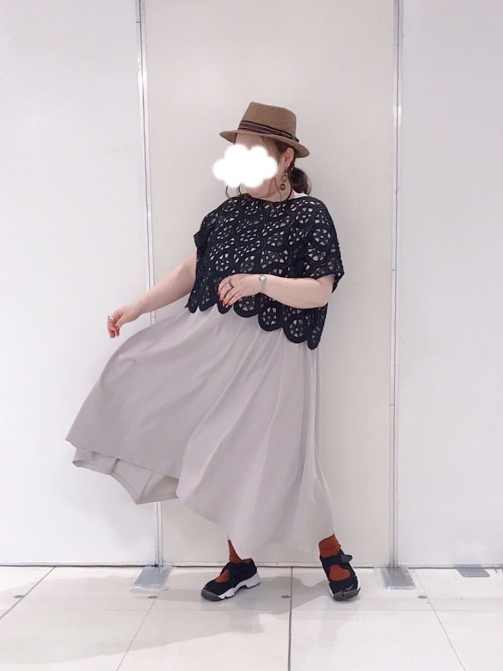 ブラック系のシャツ/ブラウス、ベージュ系のワンピース、ブラック系のスニーカーを着用したレディースの夏コーディネートの1枚目の写真