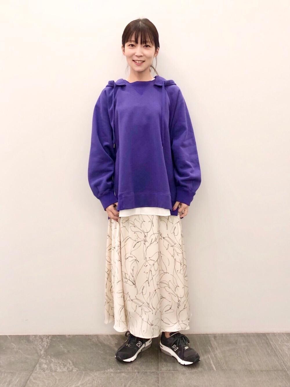 ホワイト系のスカート、ホワイト系のシャツ/ブラウス、パープル系のパーカーを着用したレディースの秋コーディネートの1枚目の写真