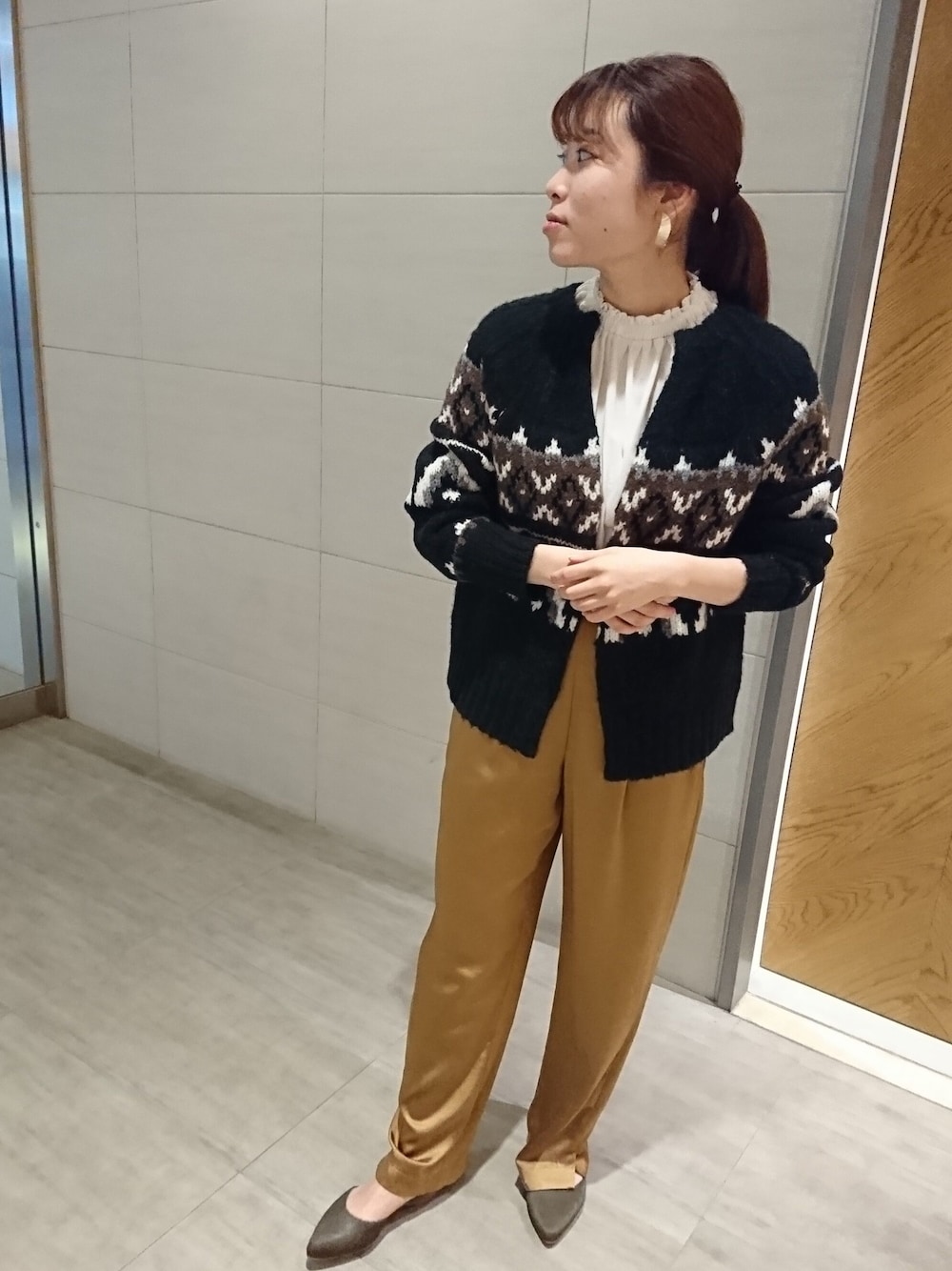 「冬、パンツスタイル、オトナ女子、クリスマス、ざっくりニット、ノルディック柄、きれいめカジュアル、カーディガン」｜「NOMBRE IMPAIRのスラブヤーンＪＱ　クルーネックカーデ（カーディガン/ボレロ、ブラック系）」を使った、nakayama.さん（レディース・156cm）の冬コーディネートの1枚目の写真