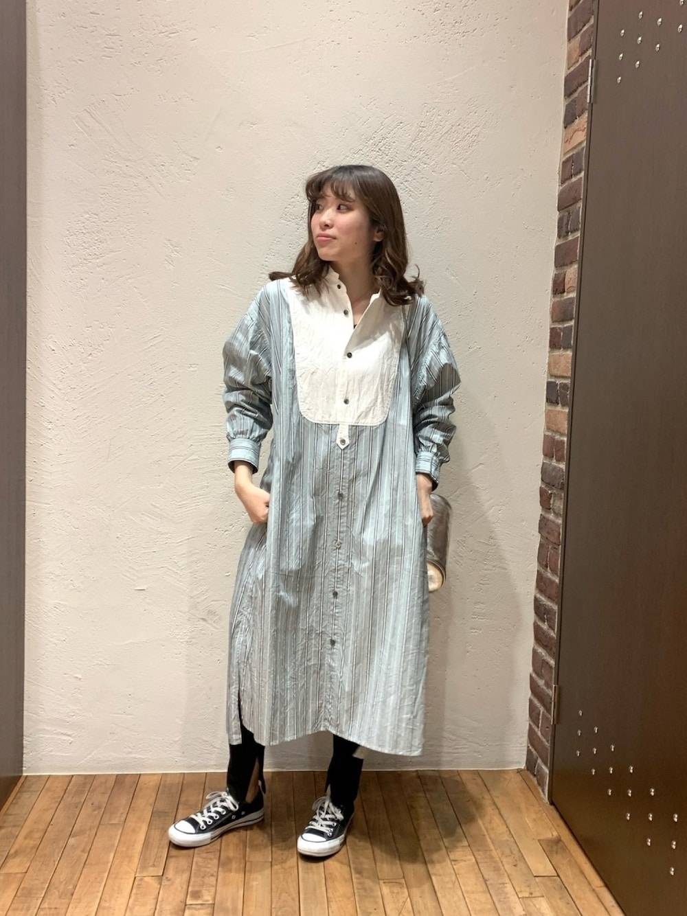 「シンプル、カジュアル、ビッグシルエット、オトナカジュアル、スニーカーコーデ、シャツワンピ、休日スタイル、ストライプシャツ、converse、ショルダーバッグ」｜「FIL DE FERのサテンストライプ ブザムシャツワンピース（シャツワンピース、グリーン系）」を使った、nakayama.さん（レディース・156cm）の冬コーディネートの1枚目の写真