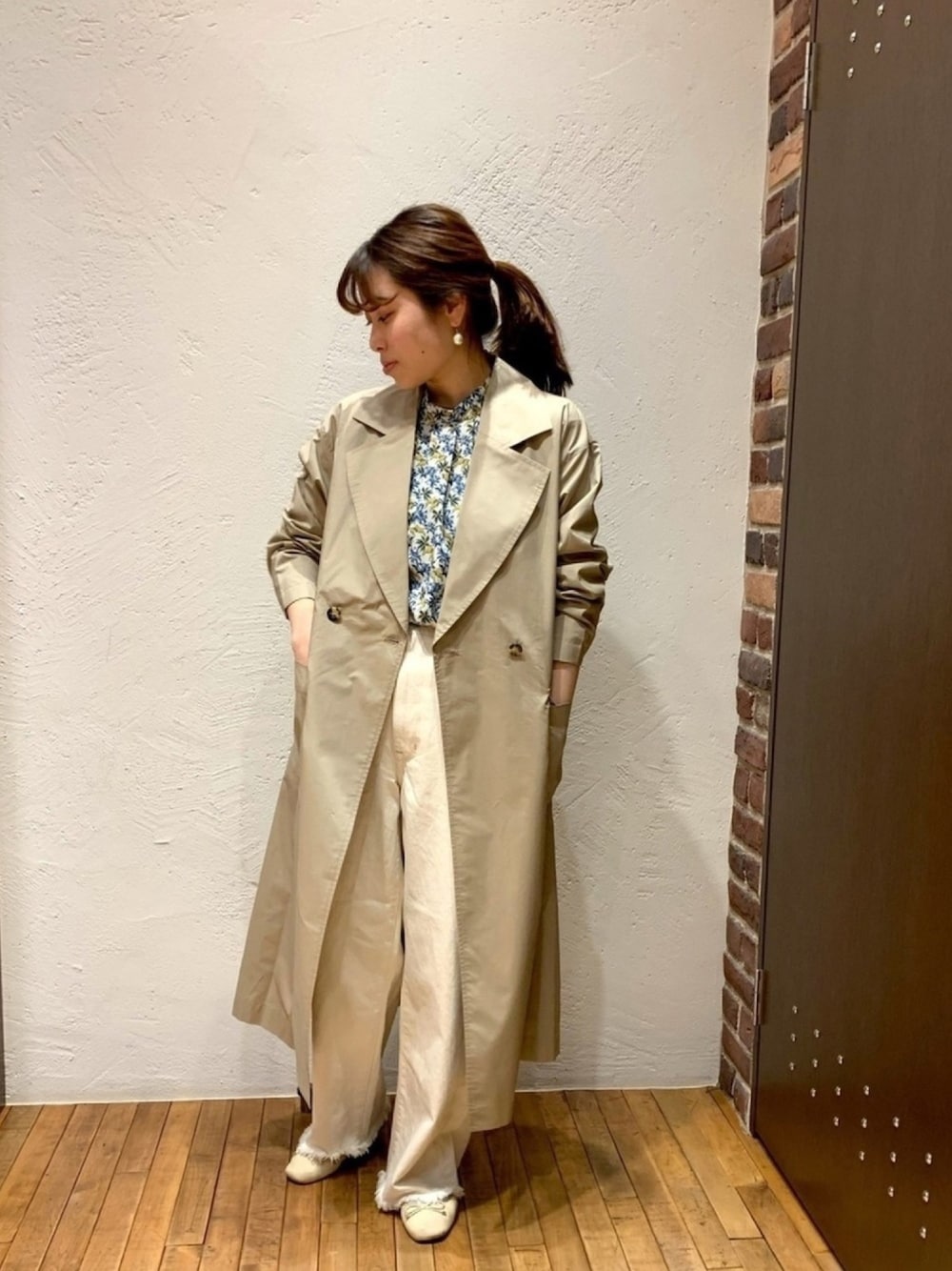 「シンプルコーデ、オトナ女子、きれいめカジュアル、春コーデ、春アウター、大人カジュアル、デニムパンツ、ホワイトパンツ、ベージュコート、ロングコート」｜「NOMBRE IMPAIRのbarkcloth flower ハイネックブラウス（シャツ/ブラウス、ブルー系）」を使った、nakayama.さん（レディース・156cm）の冬コーディネートの1枚目の写真