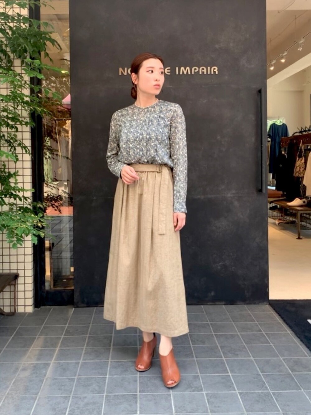 「秋カラー、大人かわいい、くすみカラー、秋コーデ、きれいめコーディネート、パールネックレス、ウエストマーク、ペイズリー、スカートスタイル」｜「NOMBRE IMPAIRのペイズリープリント クルーネックブラウス（シャツ/ブラウス、レッド系）」を使った、nakayama.さん（レディース・156cm）の秋コーディネートの1枚目の写真