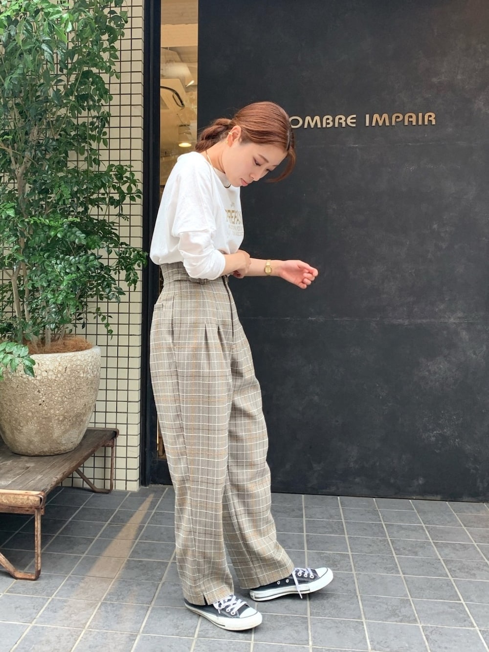 「大人カジュアル、秋コーデ、シンプルコーデ、セットアップ、チェック柄、チェックパンツ、秋のコーデ、ロンT、コンバース」｜「NOMBRE IMPAIRのTORREFAZIONE ドルマンカットソー（Tシャツ/カットソー、ホワイト系）」を使った、nakayama.さん（レディース・156cm）の秋コーディネートの1枚目の写真