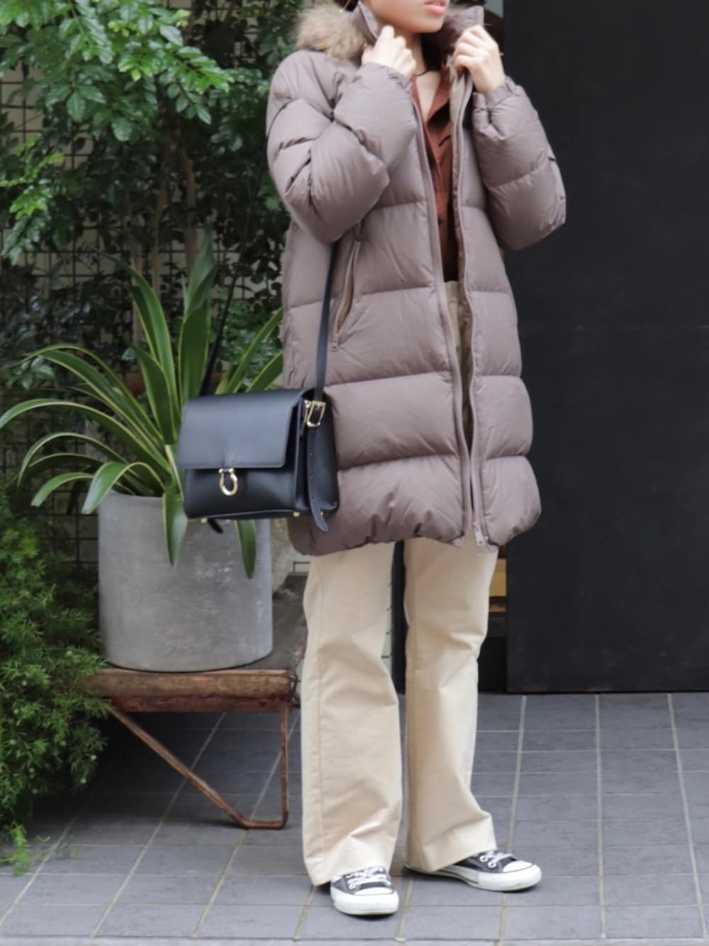 「大人カジュアル、秋冬コーデ、休日スタイル、カジュアル、秋色、ダウン、白パンツ、コーデュロイ、ショルダーバッグ、スニーカーコーデ」｜「FIL DE FERのドビーコーデュロイ イージースリムフレア（その他パンツ、ホワイト系）」を使った、nakayama.さん（レディース・156cm）の秋コーディネートの1枚目の写真
