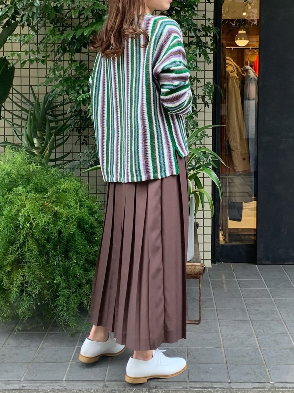 「ゆるコーデ、シンプルコーデ、大人カジュアル、春コーデ、春ニット、プリーツスカート、ロングスカート、ブラウン、ラフスタイル、春服」｜「NOMBRE IMPAIRのストローヤーン ショートワイドニット（ニット/セーター、グリーン系）」を使った、nakayama.さん（レディース・156cm）の冬コーディネートの1枚目の写真