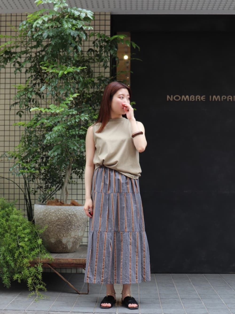 「シンプル、ストライプ、大人カジュアル、ロングスカート、アースカラー、ティアードスカート、ノースリーブ、夏服、ラクチンコーデ、初夏コーデ」｜「FIL DE FERのヴィンテージツイスト モックネックタンクトップ（Tシャツ/カットソー、グリーン系）」を使った、nakayama.さん（レディース・156cm）の夏コーディネートの1枚目の写真