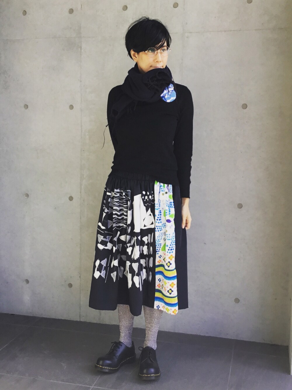 「大人カジュアル、ブラック、おしゃれさんと繋がりたい、taisetsuproduct、たいせつプロダクト、ドクターマーチン、ブローチ、ストール、ショートカット、エシカルファッション」｜「たいせつプロダクトのアイテム（スカート、ブラック系）」を使った、たいせつプロダクトさん（レディース・165cm）の冬コーディネートの1枚目の写真