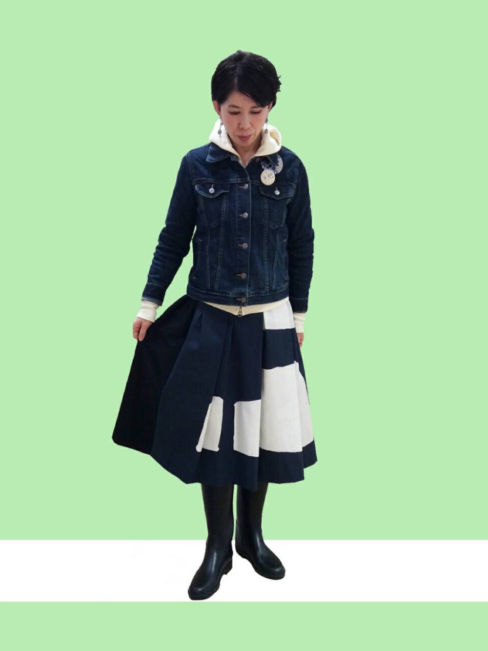 「カジュアルコーデ、春コーデ、たいせつプロダクト、エシカルファッション、ブローチ、アート、taisetsuproduct、ママファッション、ショートカット、デニムジャケット」｜「たいせつプロダクトのアイテム（スカート、ブルー系）」を使った、たいせつプロダクトさん（レディース・160cm）の冬コーディネートの1枚目の写真