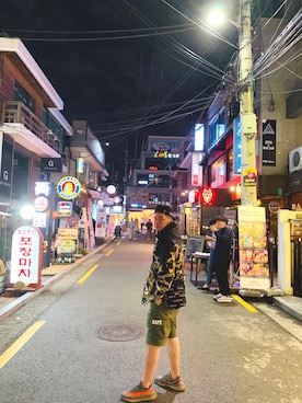 「travel」｜「アイテム（帽子）」を使った、Chi Long.R 🇲🇴さん（メンズ・173cm）の夏コーディネート